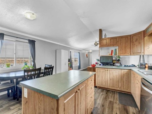 427 Main Street North, Redcliff, AB - Indoor Photo Showing Kitchen