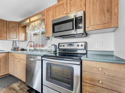 427 Main Street North, Redcliff, AB - Indoor Photo Showing Kitchen