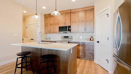 171 Parkview Crescent West, Bow Island, AB - Indoor Photo Showing Kitchen With Upgraded Kitchen