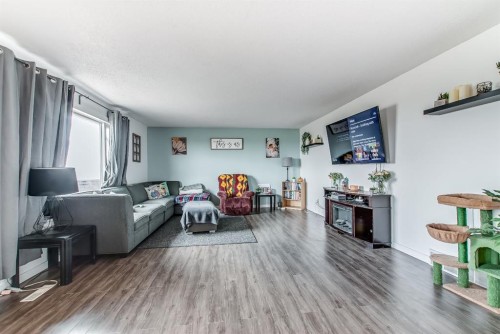 902 Range Road 65, Redcliff, AB - Indoor Photo Showing Living Room