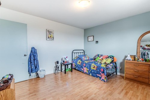 902 Range Road 65, Redcliff, AB - Indoor Photo Showing Bedroom