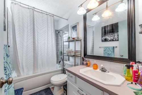 902 Range Road 65, Redcliff, AB - Indoor Photo Showing Bathroom