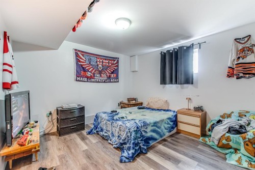 902 Range Road 65, Redcliff, AB - Indoor Photo Showing Bedroom