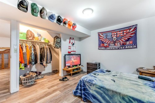 902 Range Road 65, Redcliff, AB - Indoor Photo Showing Bedroom