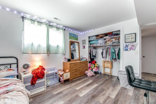 902 Range Road 65, Redcliff, AB - Indoor Photo Showing Bedroom