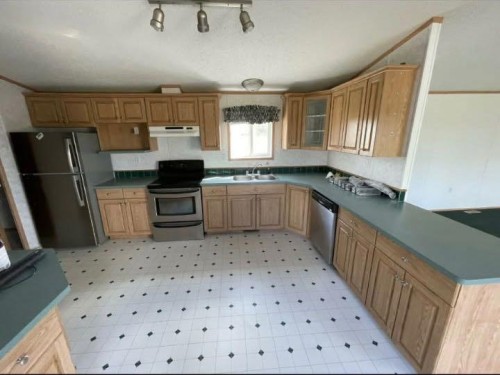 902 Range Road 65, Redcliff, AB - Indoor Photo Showing Kitchen With Double Sink