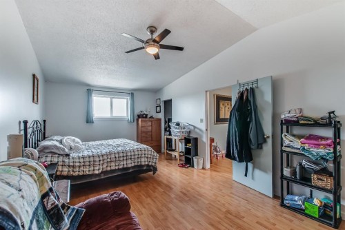 902 Range Road 65, Redcliff, AB - Indoor Photo Showing Bedroom