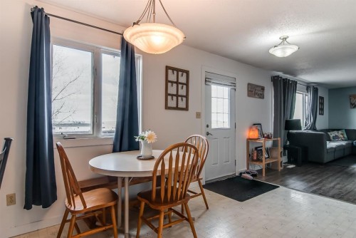 902 Range Road 65, Redcliff, AB - Indoor Photo Showing Dining Room