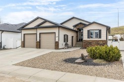 184 Ranchman Crescent NE Medicine Hat, AB T1C 0E4