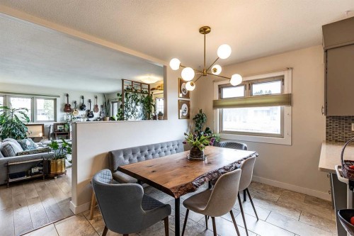 75 Robertson Way SW Medicine Hat, AB T1A 5J3