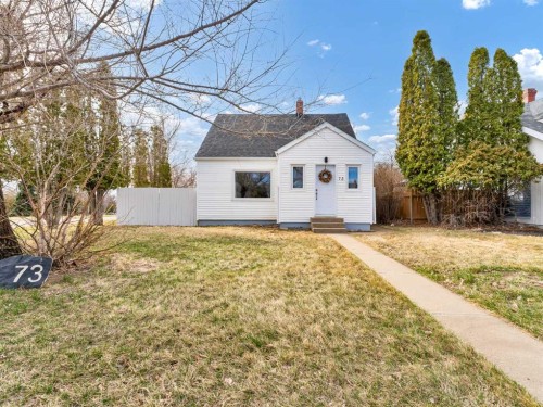 73 9 Street SE Medicine Hat, AB T1A 1N1