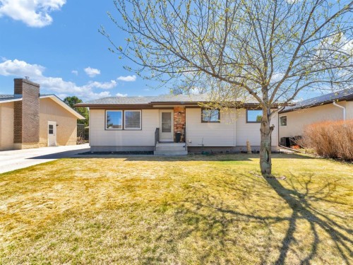 17 Ross Glen Way SE Medicine Hat, AB T1B 1N9