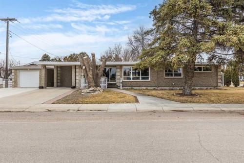 890 Hargrave Way NW Medicine Hat, AB T1A 6Y9