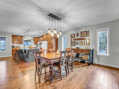 14 Smith Close Se, Medicine Hat, AB - Indoor Photo Showing Dining Room