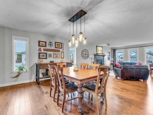14 Smith Close Se, Medicine Hat, AB - Indoor Photo Showing Dining Room