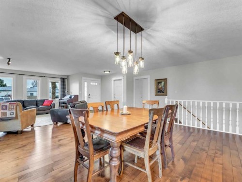 14 Smith Close Se, Medicine Hat, AB - Indoor Photo Showing Dining Room