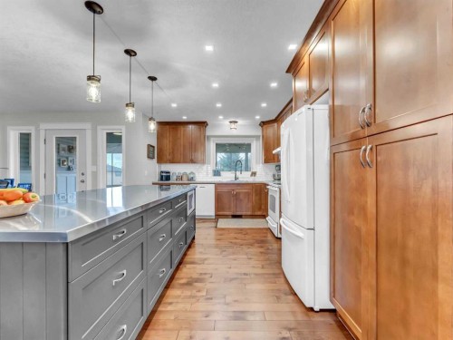 14 Smith Close Se, Medicine Hat, AB - Indoor Photo Showing Kitchen With Upgraded Kitchen