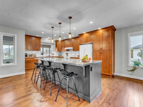 14 Smith Close Se, Medicine Hat, AB - Indoor Photo Showing Kitchen
