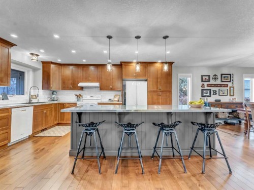 14 Smith Close Se, Medicine Hat, AB - Indoor Photo Showing Kitchen With Upgraded Kitchen