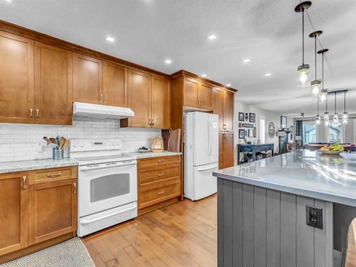 14 Smith Close Se, Medicine Hat, AB - Indoor Photo Showing Kitchen