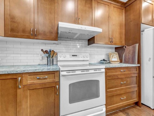 14 Smith Close Se, Medicine Hat, AB - Indoor Photo Showing Kitchen