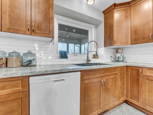 14 Smith Close Se, Medicine Hat, AB - Indoor Photo Showing Kitchen With Double Sink