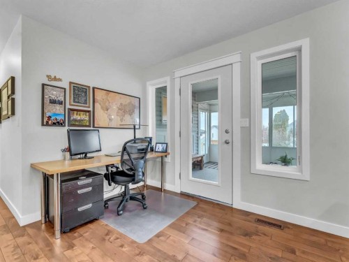 14 Smith Close Se, Medicine Hat, AB - Indoor Photo Showing Office