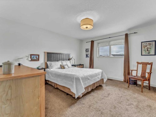 14 Smith Close Se, Medicine Hat, AB - Indoor Photo Showing Bedroom
