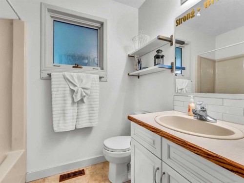 14 Smith Close Se, Medicine Hat, AB - Indoor Photo Showing Bathroom