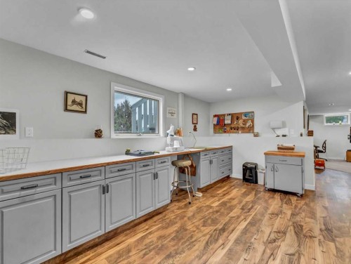 14 Smith Close Se, Medicine Hat, AB - Indoor Photo Showing Kitchen
