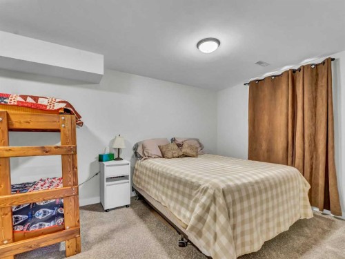 14 Smith Close Se, Medicine Hat, AB - Indoor Photo Showing Bedroom