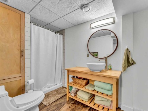 14 Smith Close Se, Medicine Hat, AB - Indoor Photo Showing Bathroom