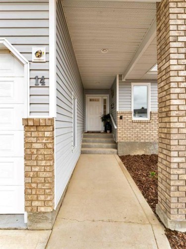 14 Smith Close Se, Medicine Hat, AB - Outdoor With Exterior
