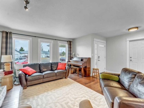 14 Smith Close Se, Medicine Hat, AB - Indoor Photo Showing Living Room
