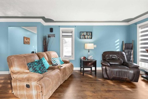 721 4 Avenue, Dunmore, AB - Indoor Photo Showing Living Room