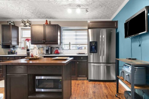 721 4 Avenue, Dunmore, AB - Indoor Photo Showing Kitchen