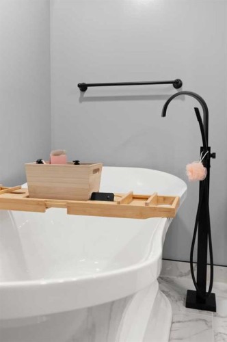 721 4 Avenue, Dunmore, AB - Indoor Photo Showing Bathroom