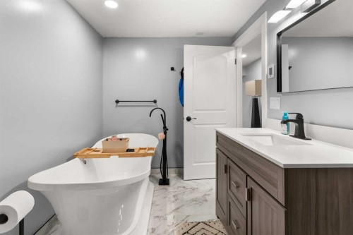 721 4 Avenue, Dunmore, AB - Indoor Photo Showing Bathroom