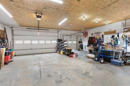 721 4 Avenue, Dunmore, AB - Indoor Photo Showing Garage