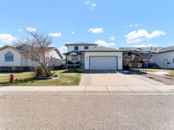87 Hunt Crescent NEMedicine Hat, AB T1C 1X8