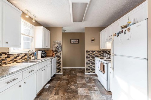 7 Valleyview Drive Sw, Medicine Hat, AB - Indoor Photo Showing Kitchen With Double Sink