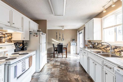7 Valleyview Drive Sw, Medicine Hat, AB - Indoor Photo Showing Kitchen With Double Sink