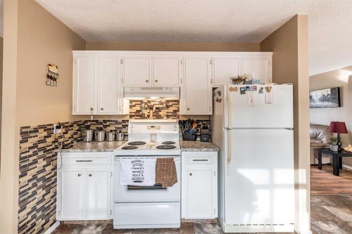 7 Valleyview Drive Sw, Medicine Hat, AB - Indoor Photo Showing Kitchen