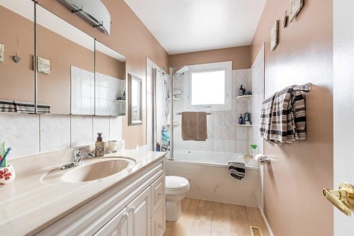 7 Valleyview Drive Sw, Medicine Hat, AB - Indoor Photo Showing Bathroom