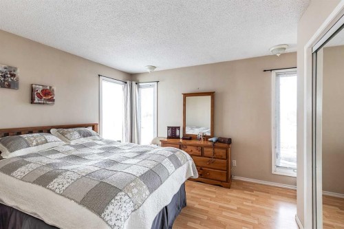 7 Valleyview Drive Sw, Medicine Hat, AB - Indoor Photo Showing Bedroom