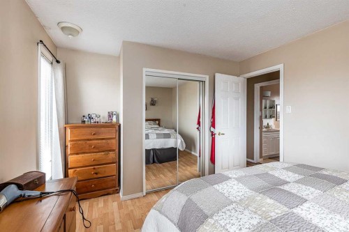 7 Valleyview Drive Sw, Medicine Hat, AB - Indoor Photo Showing Bedroom