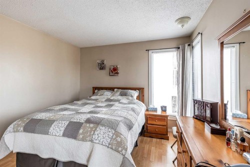 7 Valleyview Drive Sw, Medicine Hat, AB - Indoor Photo Showing Bedroom