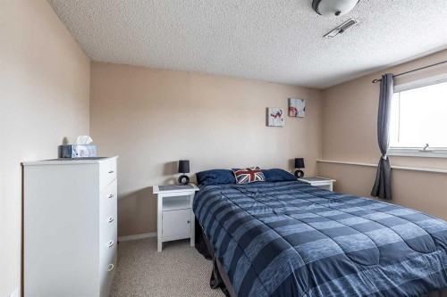 7 Valleyview Drive Sw, Medicine Hat, AB - Indoor Photo Showing Bedroom