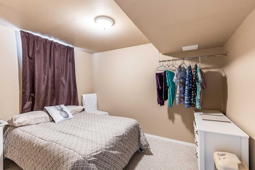 7 Valleyview Drive Sw, Medicine Hat, AB - Indoor Photo Showing Bedroom