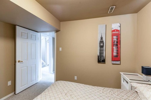 7 Valleyview Drive Sw, Medicine Hat, AB - Indoor Photo Showing Bedroom